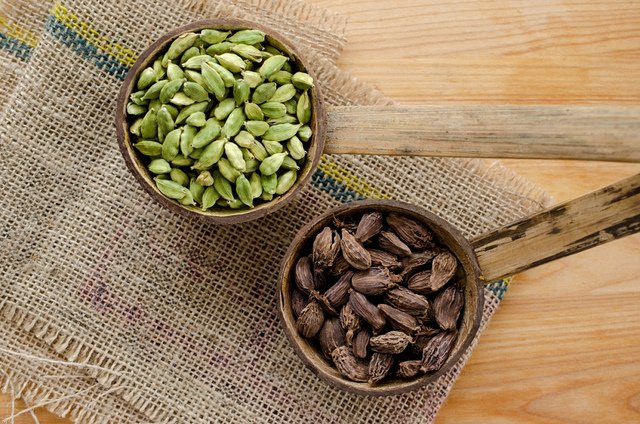 Cardamom Essential Oil Uses and Benefits for Health